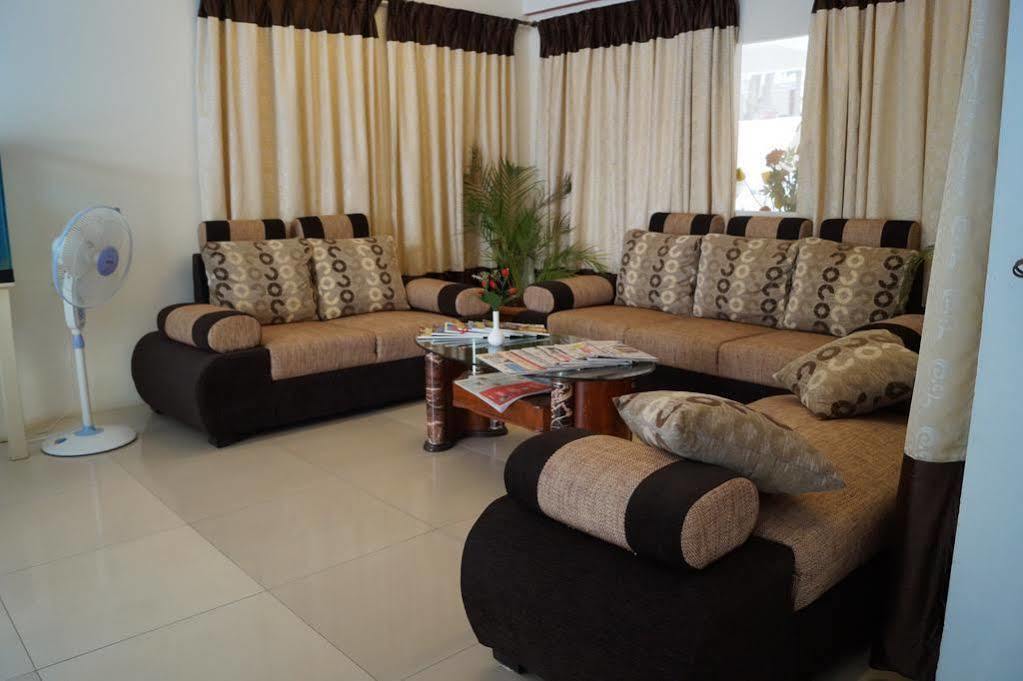 Hotel Raj Comforts -Golf View Bangalore Bagian luar foto